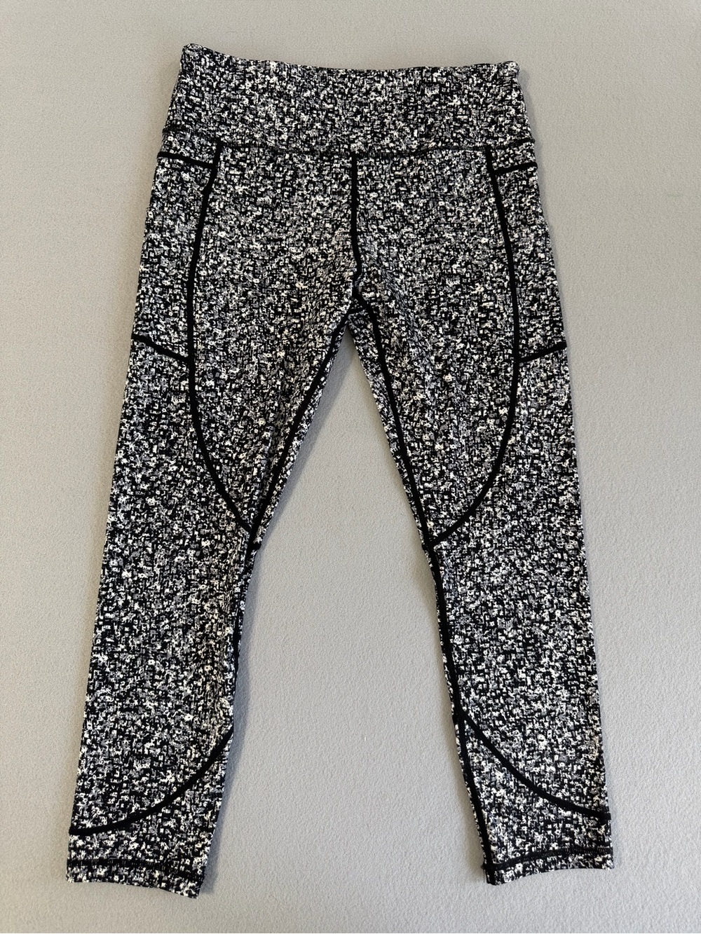 Zyia Active High-Rise Capri Leggings s12 Women’s Pockets Abstract Black/White
